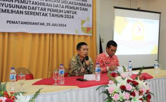 Koordinator Divisi Hukum,Pencegahan, Partisipasi masyarakat dan Hubungan Masyarakat Frenki Dermanto Sinaga S.H. bersama Dukcapil kota Pematangsiantar