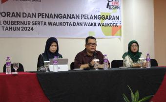 Komisioner Bawaslu Kota Pematangsiantar  Riky Hutapea membuka kegiatan, di damping oleh Ketua Bawaslu SUMUT Syafrida R. Rasahan Periode 2018 – 2023 sebelah kiri dan Sebelah Kanan Bendahara Bawaslu kota Pematangsiantar Sri ami .