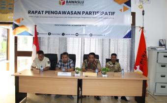 ketua Bawaslu kota Pematangsiantar bersama kabag. pengawasan bawaslu Provinsi sumatera Utara dan Narasumber