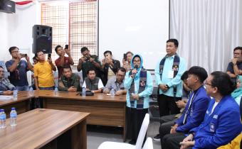 oto : Ketua dan Anggota Bawaslu Kota Pematangsiantar bersama KPU Kota Pematangsiantar dan Salah Satu Pendaftar Pencalonan Kepala Daerah Kota Pematangsiantar