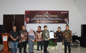 Anggota Bawaslu Kota Pematangsiantar Frenki Dermanto Sinaga Menerima Berita Acara Penetapan DPT Pilkada Tahun 2024.