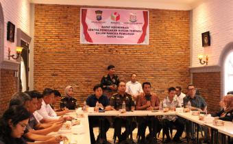 Ketua Bawaslu Kota Pematangsiantar Nanang Wahyudi Harahap, S.Sos. Membuka Rapat Koordinasi Penegakan Hukum Terpadu (GAKKUMDU) Pada dalam Rangka Pemilihan Tahun 2024 di Pematangsiantar, Selasa (10/09/2024).
