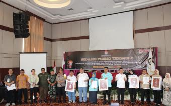 Foto Bersama Bawaslu Kota Pematangsiantar dan KPU serta  pasangan calon Walikota dan Wakil Walikota Siantar untuk Pilkada Siantar tahun 2024 di Hotel Sapadia