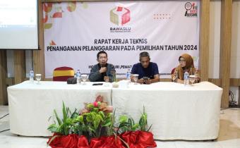 Anggota Bawaslu kota Pematangsiantar Frenki Dermanto Sinaga Membuka Kegiatan bersama Koordinator Sekretariatdan SPK Bawaslu Kota Pematangsiantar.