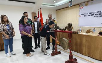 Koordinator Divisi Hukum, Pencegahan, Parmas dan Humas Bawaslu Kota Pematangsiantar Frenki dermanto Sinaga memukul gong pada rapat Kordinasi bersama Stakeholder dan peluncuran peta kerawanan Pemilihan di kota Pematangsiantar pada Pemilihan serentak Tahun 2024 di Siantar Hotel Jumat (04/10/2024) .