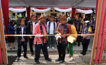 Anngota Bawaslu Provinsi Sumatera Utara Suhadi Suhendar  Situmorang dan Bawaslu Kota Pematangsiantar serta Forkofimda Kota Pematangsiantar Pengguntingan pita Kampung Pengawasan Partisipasi Kota Pematangsiantar