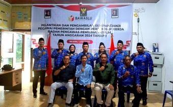 Foto bersama Pimpinan dan PPPK Bawaslu Kota Pematangsiantar yang baru dilantik