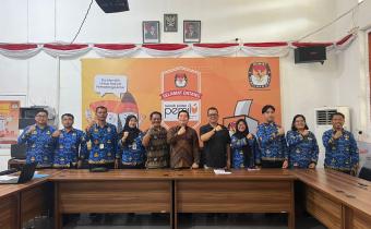 Foto bersama Bawaslu dan KPU kota Pematangsiantar.