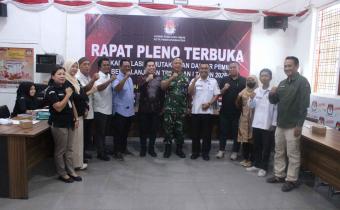 Foto bersama anggota Bawaslu Kota Pematangsiantar, KPU Kota Pematangsiantar dan stakeholder terkait usai Rapat Koordinasi Persiapan Rekapitulasi Daftar Pemilih Berkelanjutan (DPB) Triwulan I Tahun 2026 di kantor KPU Kota Pematangsiantar, Rabu (1/4/2026)