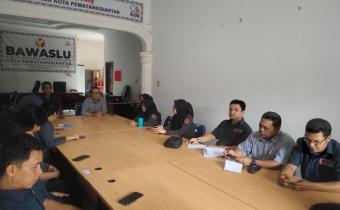 Bawaslu Kota Pematangsiantar menggelar kegiatan Rapat di Kantor Penanganan Pelanggaran Pemilu dengan tema “Penyusunan Kajian Dugaan Pelanggaran Pemilu”.
