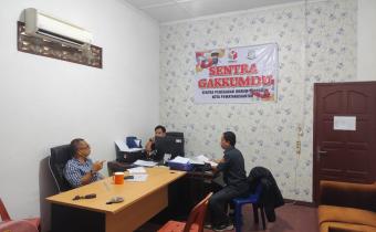 Koordinator Divisi Penanganan Pelanggaran dan Penyelesaian Sengketa Bawaslu Kota Pematangsiantar Riky Fernando Hutapea diskusi internal bersama  staf (25/5/2026).