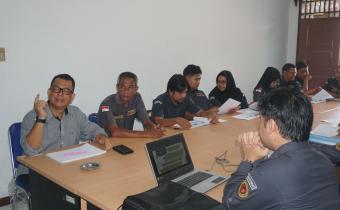 Jajaran Pengawas Bawaslu Kota Pematangsiantar Mendengarkan Tata cara Penerimaan Laporan dugaan pelanggaran pemilu (SIMPEL) Senin(8/2/2026).