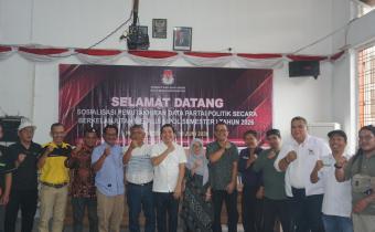 foto bersama Bawaslu Kota Pematangsiantar , KPUKota Pematangsiantar, Partai Politik usai Sosialisasi Pemutakhiran Data Partai Politik secara Berkelanjutan melalui Sistem Informasi Partai Politik (Sipol) Semester I Tahun 2026.(10/6)