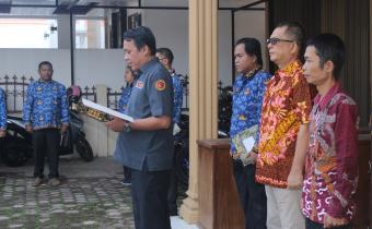 Ketua Bawaslu Kota Pematangsiantar Nanang Wahyudi Harahap Membacakan naskah pidato Kepala Badan Pembinaan Ideologi Pancasila (BPIP) Republik Indonesia.