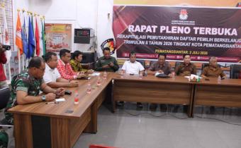 Ketua dan anggota Bawaslu Kota Pematangsiantar Mengikuti Rapat Pleno Terbuka Rekapitulasi Daftar Pemilih Berkelanjutan (PDPB) Triwulan II Tahun 2026 di Kantor KPU Kota Pematangsiantar, Kamis (2/7/2026).