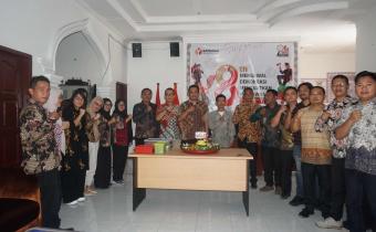 Foto bersama Keluarga besar Bawaslu Kota Pematangsiantar dalam acara HUT bawaslu Kabupaten / Kota ke-8.