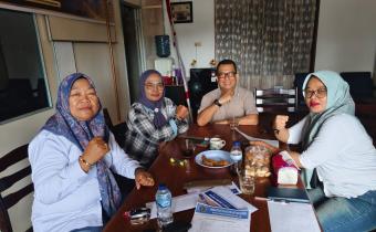 Badan Pengawas Pemilihan Umum Kota Pematangsiantar Riky Fernando Hutapea Konsolidasi demokrasi dengan pengurus PWI Kota Pematangsiantar, Surati (Ketua) , Rahayu (Sekretaris) PWI, Netty Herawatu (Bendahara) di kantor PWI.