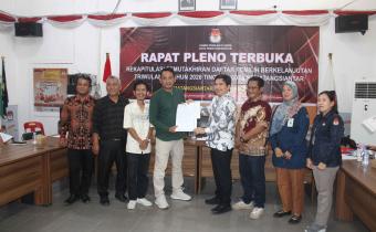 Ketua Bawaslu Kota Pematangsiantar Menerima salinan Berita Acara Rekapitulasi Daftar Pemilih Berkelanjutan Triwulan III Tahun 2026 saat Rapat Persiapan Pleno PDPB TW III Tahun 2026 di Kantor KPU Kota Pematangsiantar Telah Usai, Selasa (29/09/2026).