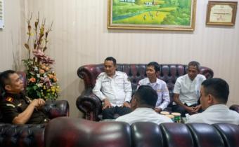 Ketua dan Anggota Bawaslu Serta Jajaran Sekretariatan Bawaslu Kota Pematangsiantar sedang Berbincang dengan kepala kejaksaan negeri Kota Pematangsiantar.