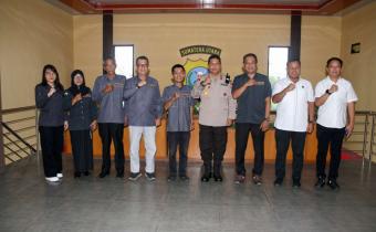 Bawaslu Kota Pematangsiantar bersama Kapolres Kota Pematangsiantar AKBP Dhana Noer Kurniawan, S.H., S.I.K., M.M.,Kasat Intelkam AKP Hary Isdyanto, S.H., M.H, dan Kanit Politik Intelkam Polres. IPDA. Jan Sinaga Polres Kota Pematangsiantar usai pelaksanaan audiensi.
