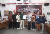 Ketua Bawaslu Kota Pematangsiantar Menerima salinan Berita Acara Rekapitulasi Daftar Pemilih Berkelanjutan Triwulan III Tahun 2026 saat Rapat Persiapan Pleno PDPB TW III Tahun 2026 di Kantor KPU Kota Pematangsiantar Telah Usai, Selasa (29/09/2026).